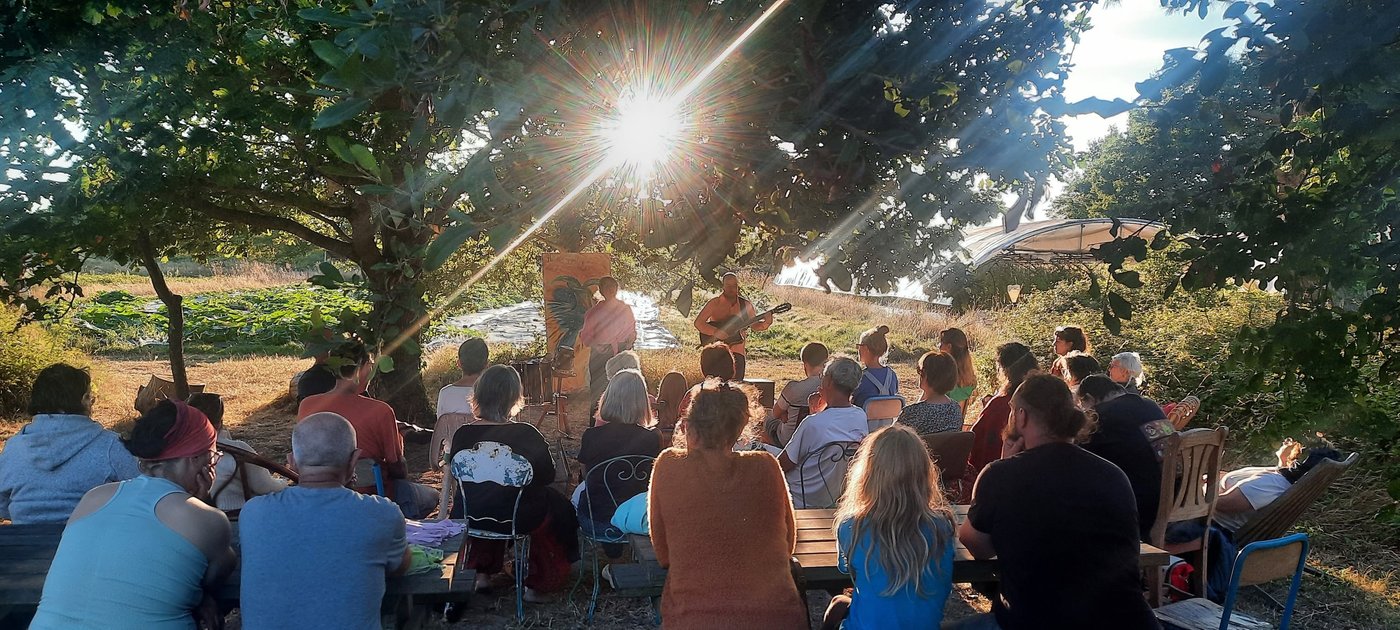 Spectacle sous le chêne