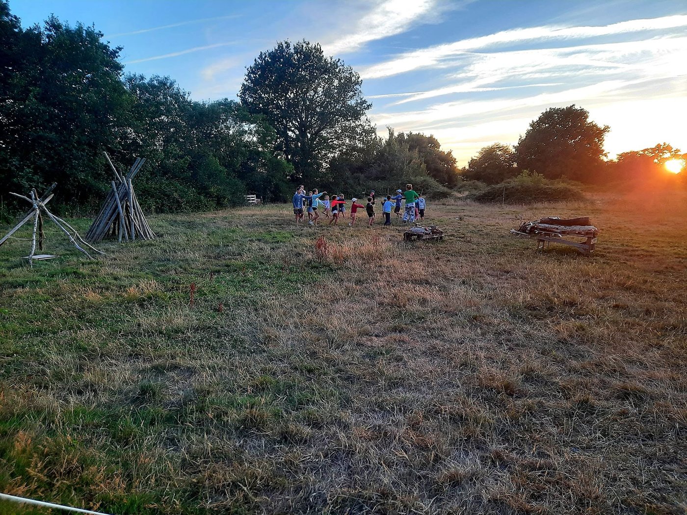 Ronde des enfants au coucher du soleil