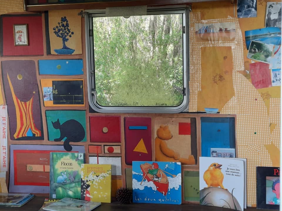 Intérieur de la Caravane Bibliothèque