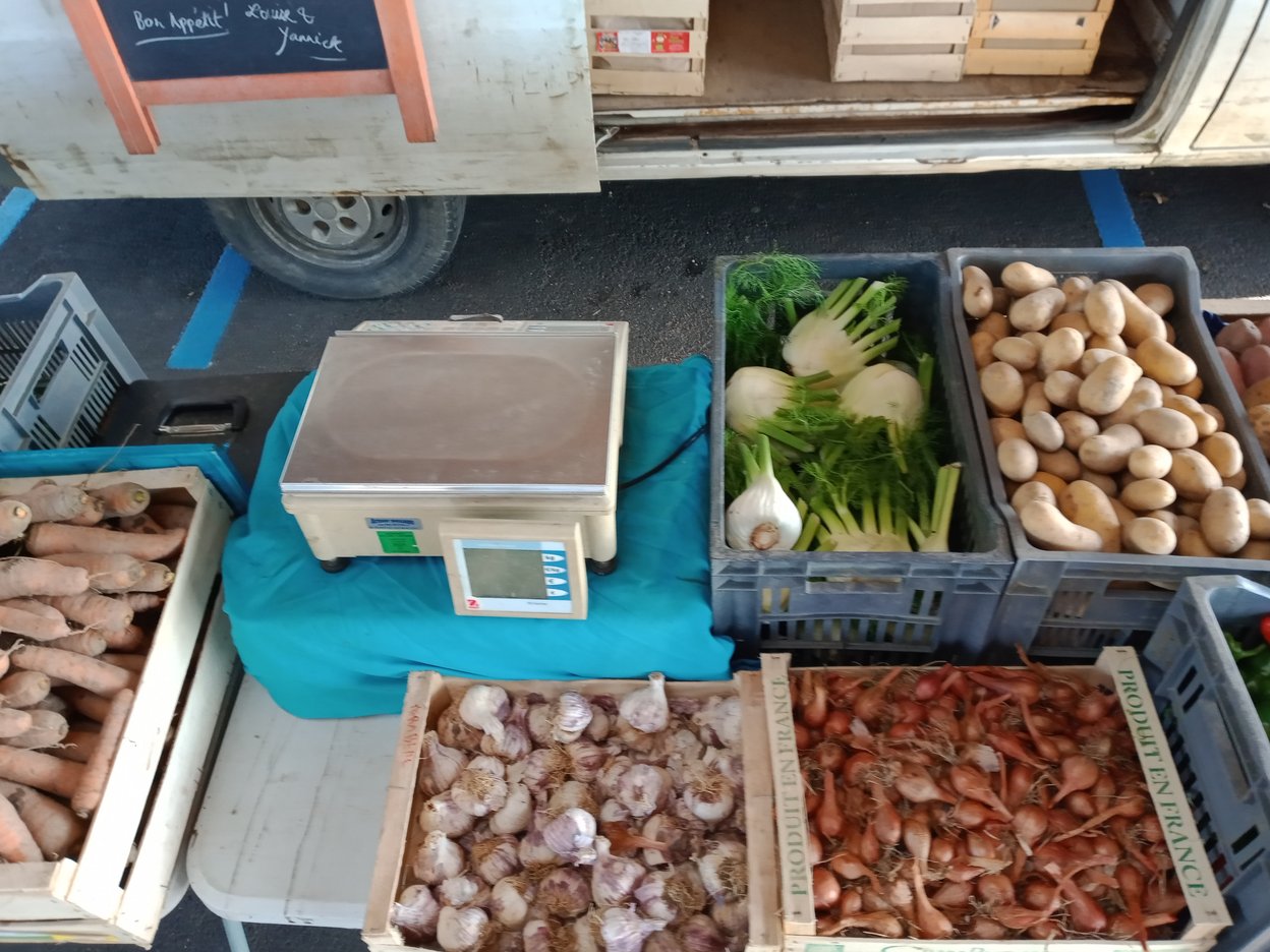 Étal marché St Même